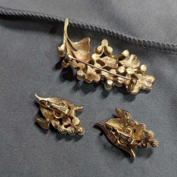 vintage Crown Trifari Gold-Tone Brooch Clip On Earrings Set Faux Pearls - Picture 6 of 9